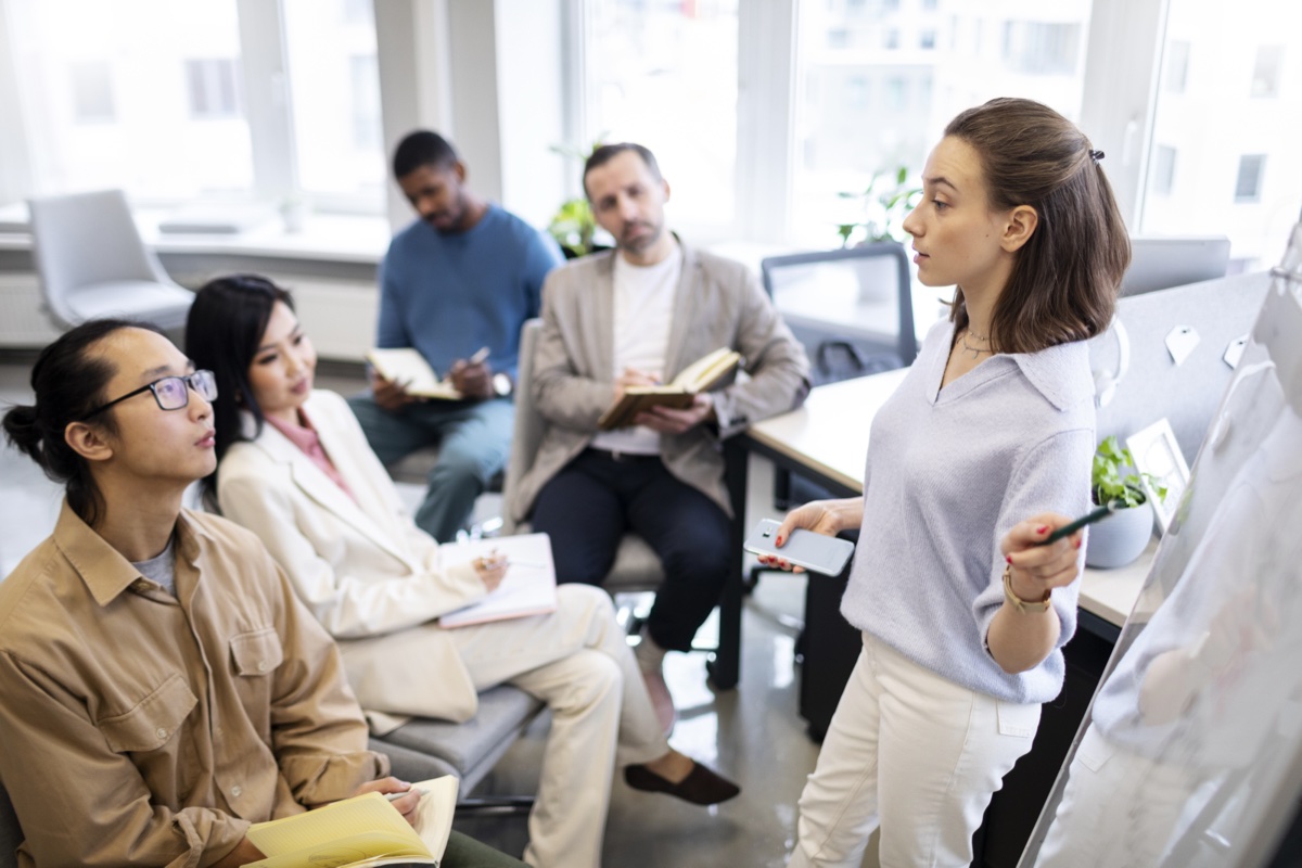 Adulti che studiano inglese sul luogo di lavoro