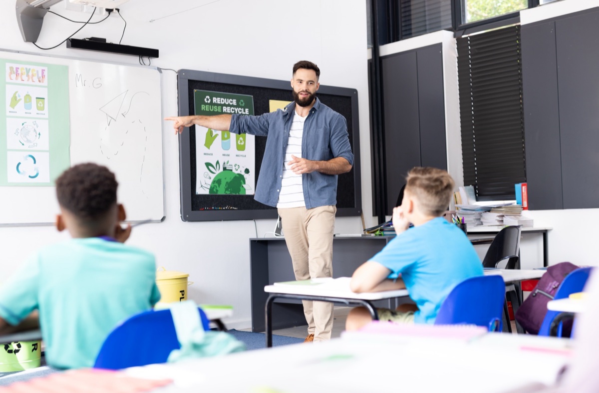 Una lezione in aula, alla lavagna